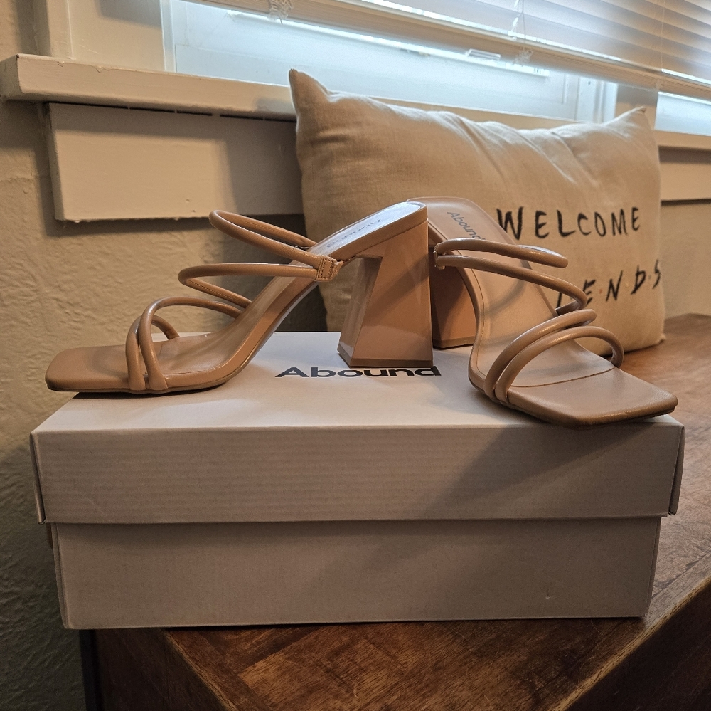 Abound austyn strappy sandal in tan. Size 9.